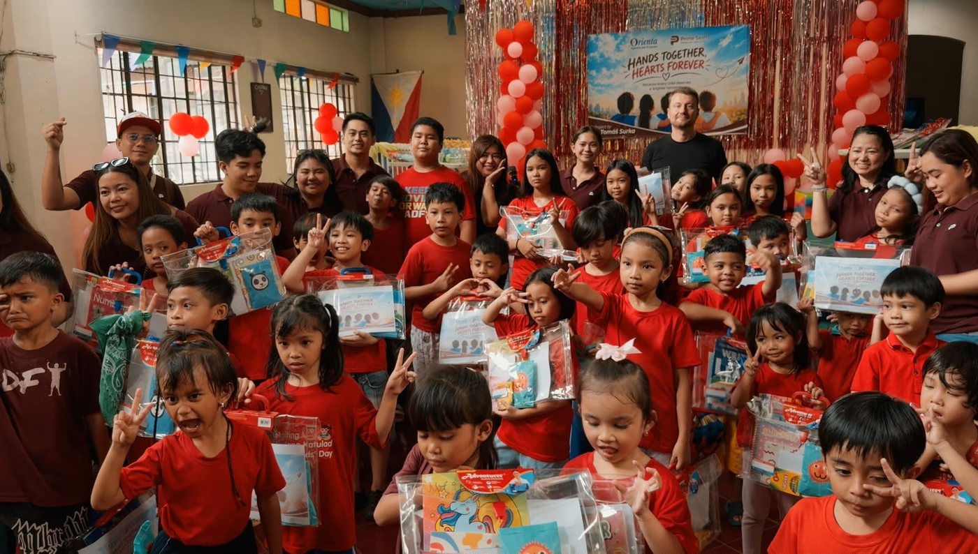 Prime Search and Orienta Czech team with children at the Hands Together, Hearts Forever visit in the Philippines
